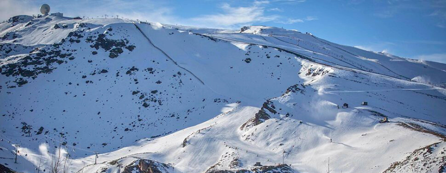 vista frontal de las pistas negras de sierra nevada