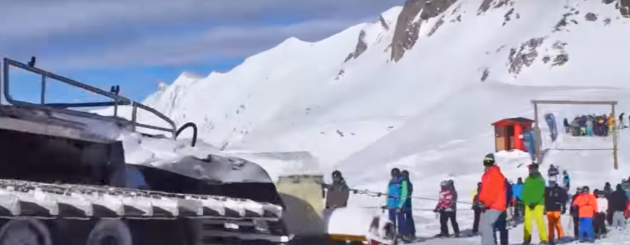 imagen de esquiadores subiendo en la ski ratrack de formigal