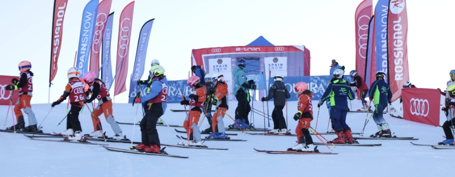 niños corredores de esqui reconocen una carrera de slalom