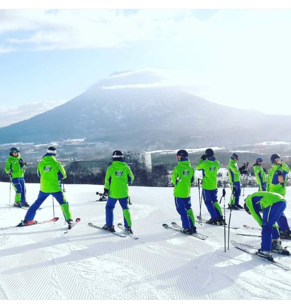 Grupo internacional de instructores de esquí en Niseko Village
