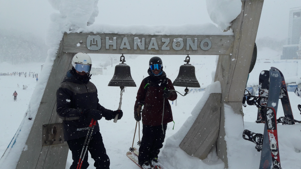Antonio Moreno y Pol, profesores de esquí, durante una jornada en Hanazono, Japón