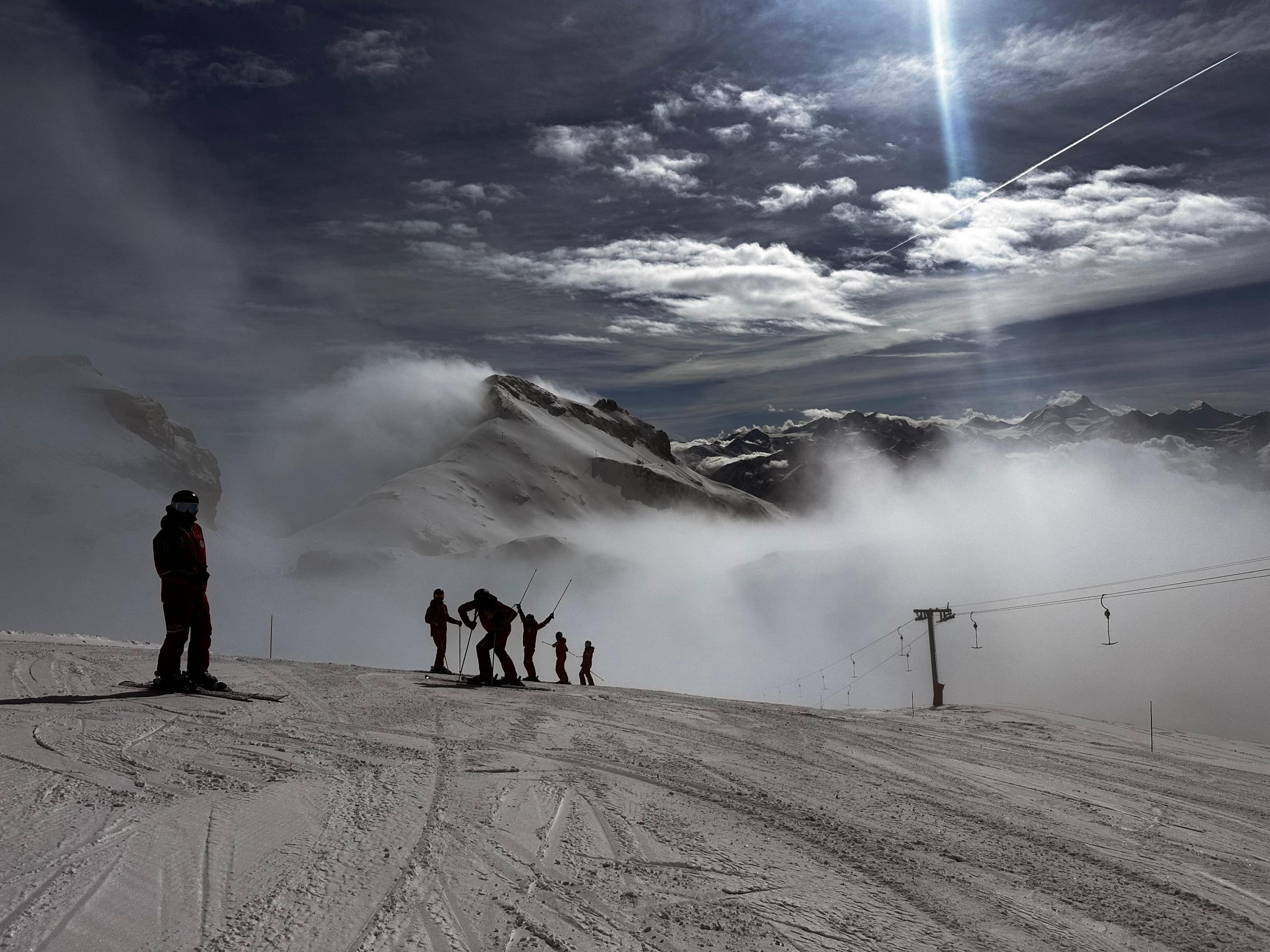 Plaine Morte en Crans-Montana con esquiadores y vistas de los Alpes suizos