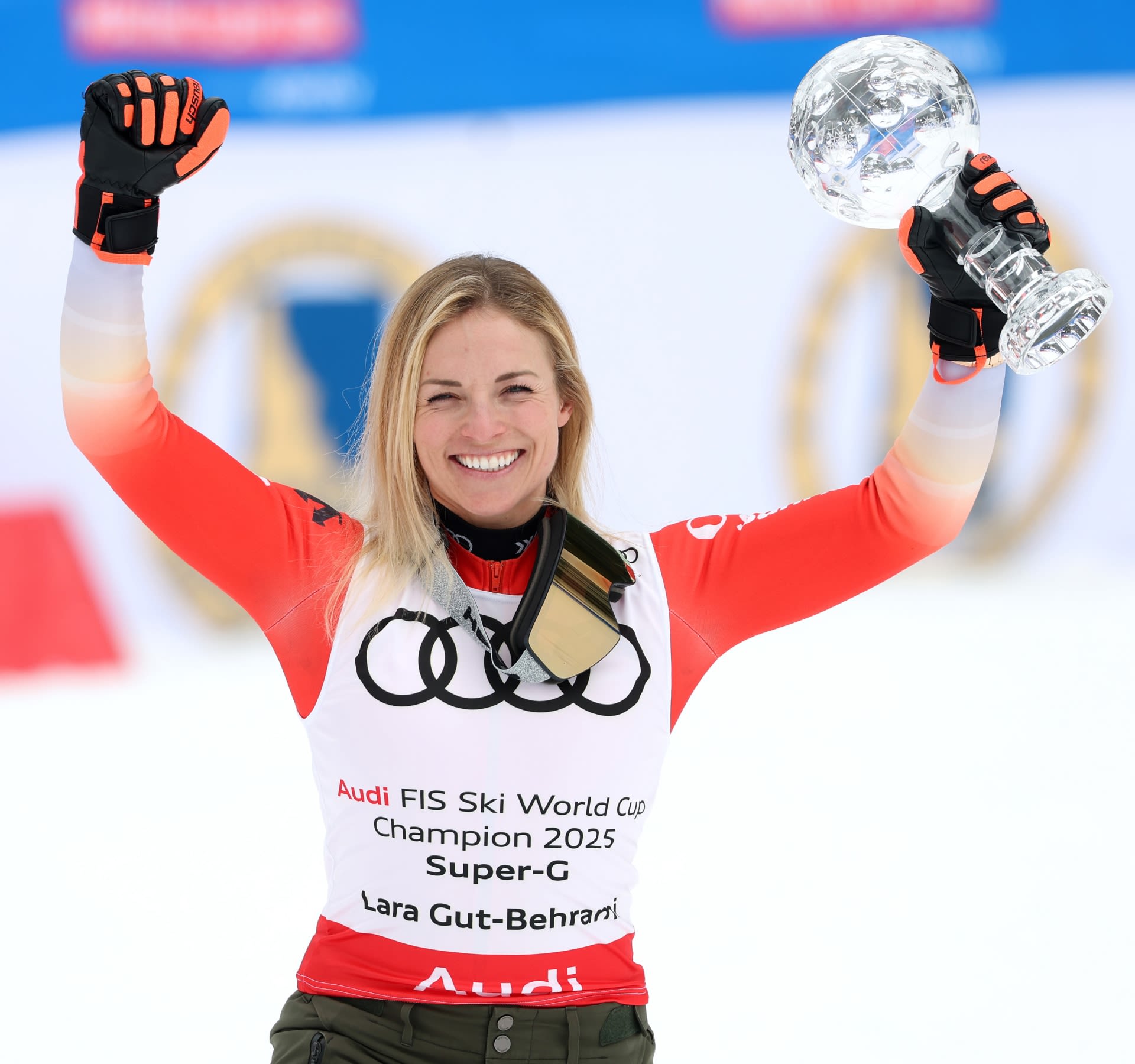Lara Gut-Behrami celebra con el Globo de Cristal de Super-G tras proclamarse campeona de la Copa del Mundo 2025