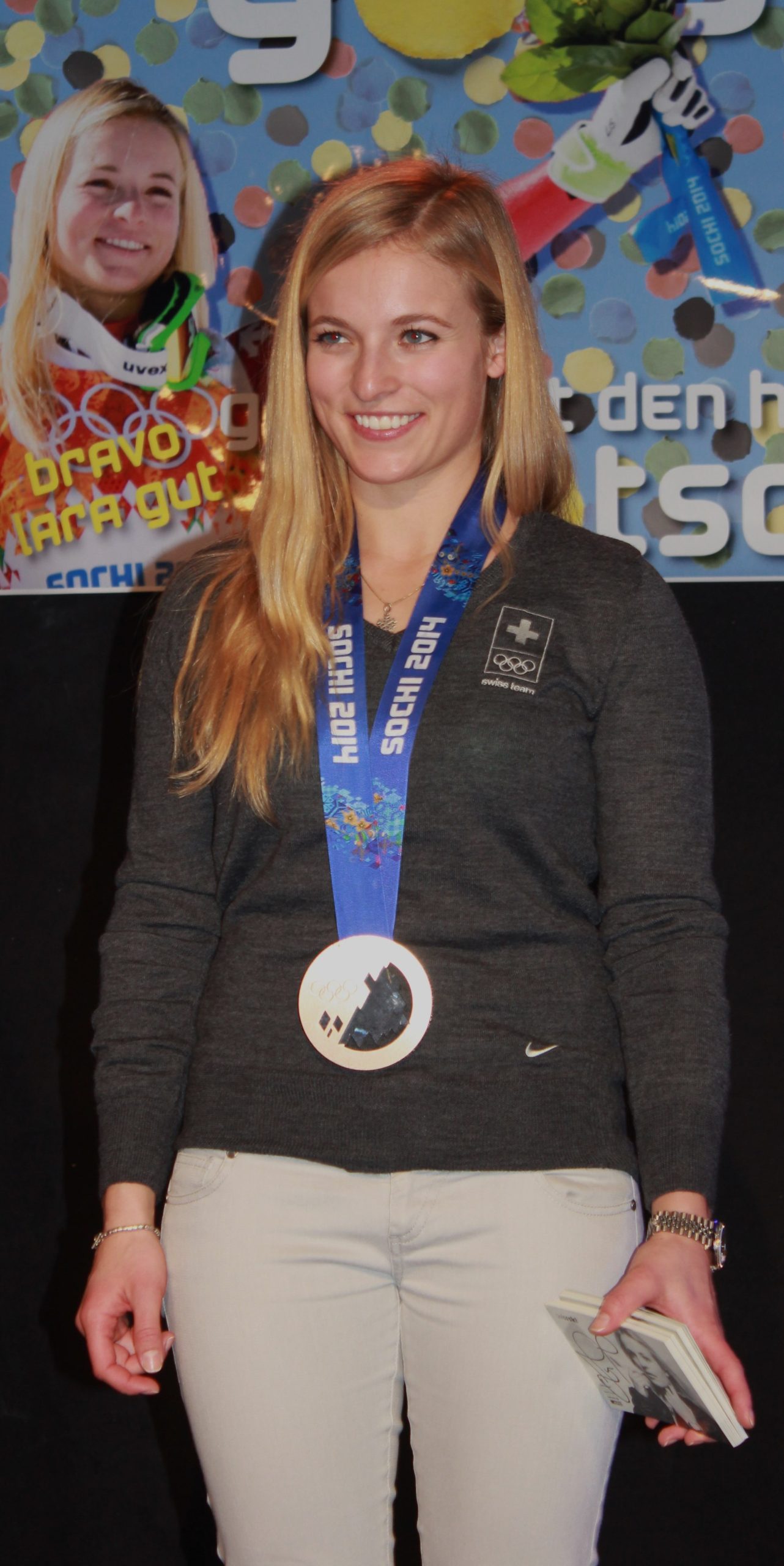 Lara Gut con su medalla olímpica de bronce en Sochi 2014