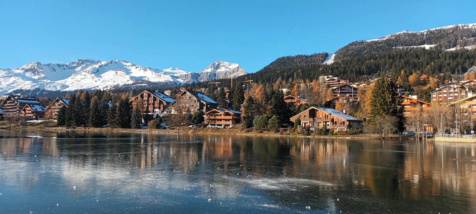 Pueblo de Crans-Montana junto al lago y las montañas