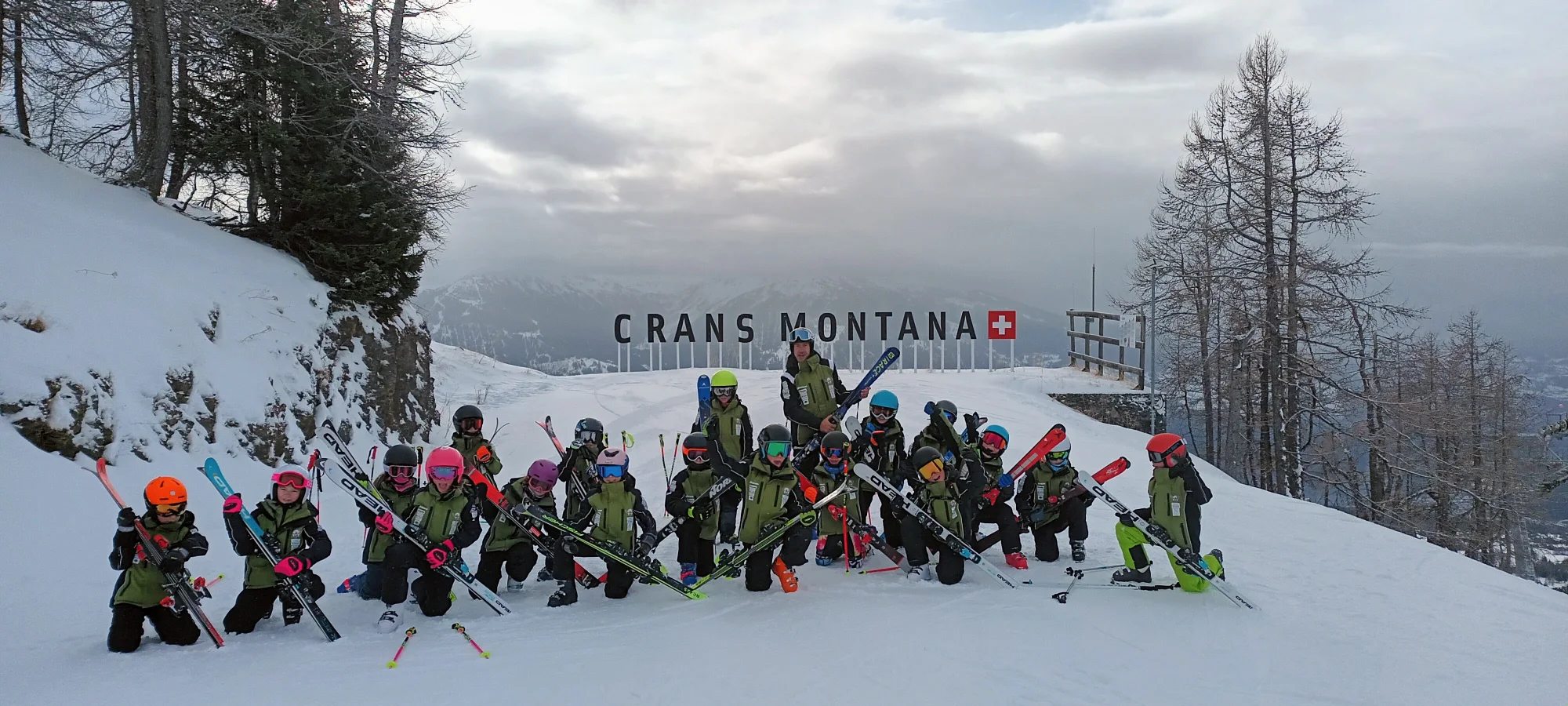 Grupo de esquiadores de Crans-Montana durante una jornada en la nieve
