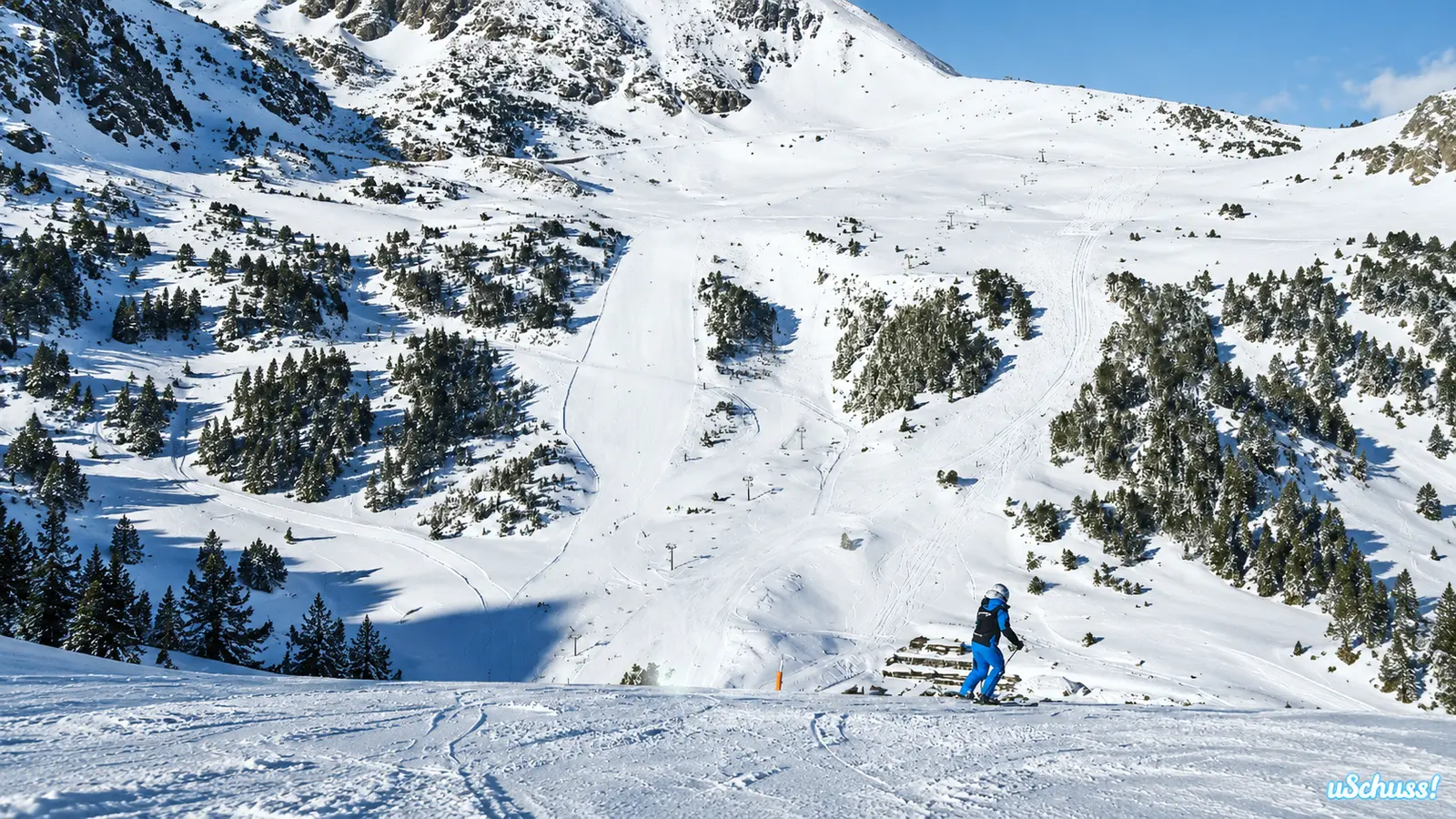 Esquiador descendiendo la pista conocida como la Central de Grau Roig, Grandvalira