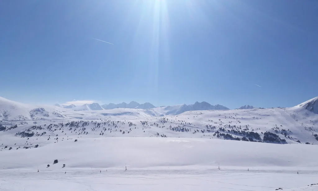 Paisaje de pistas y montañas nevadas en Baqueira Beret