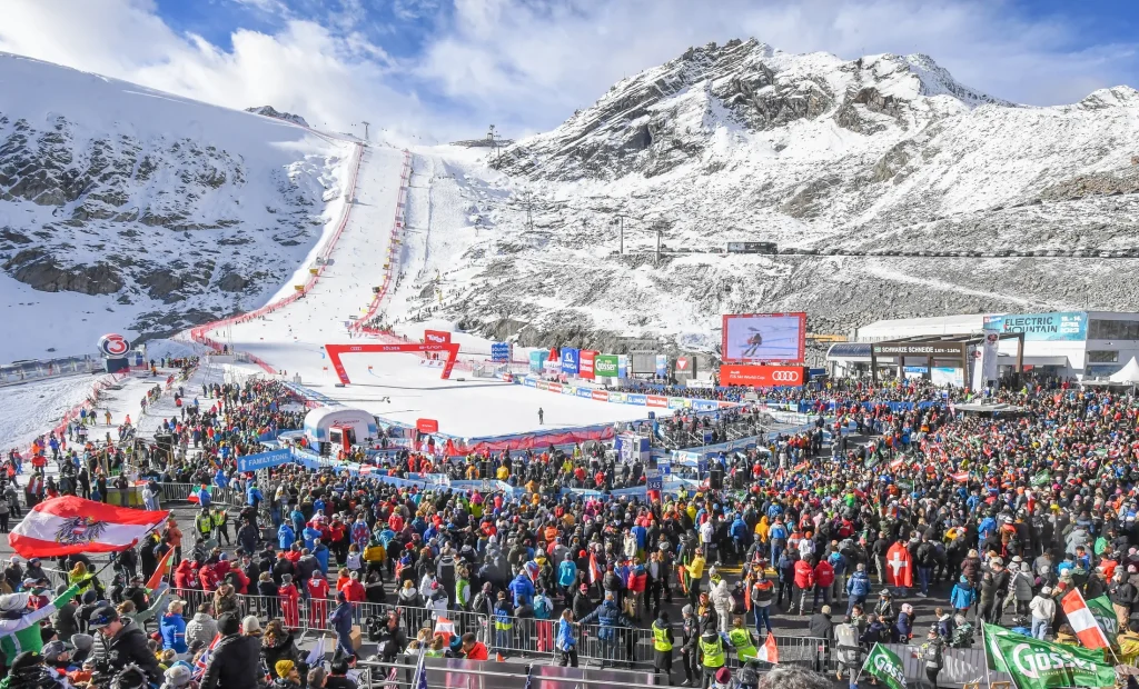 Muro de la pista de Copa del Mundo de Sölden y estadio de llegada en el glaciar Rettenbach